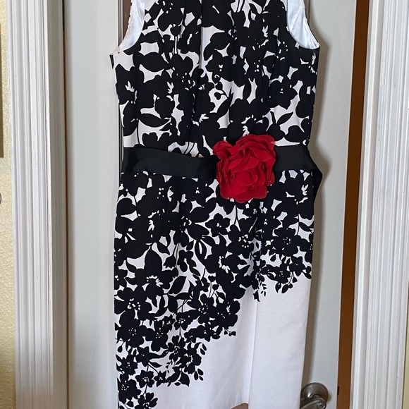 Black and white fitted sleeveless straight dress. - Picture 5 of 5